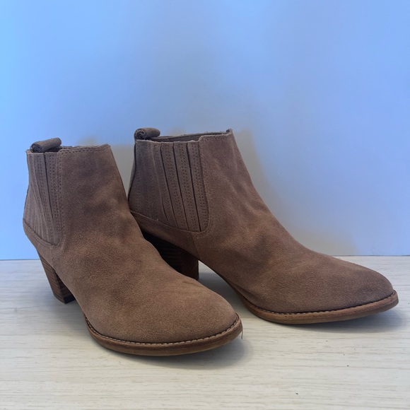 Dolce Vita Ankle Boot Bootie Size 8 Taupe Beige Suede Slip On Mid Heel 2.5. - Picture 5 of 14